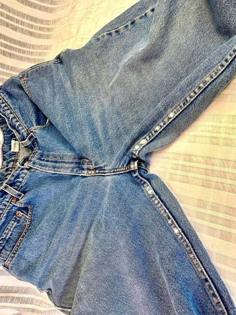 Vintage 90s Levi’s 550 Relaxed Fit Light Wash Jeans